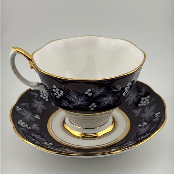 Gorgeous Royal Albert Bone China Chateau série RouenTeacup with Saucer - Picture 1 of 5